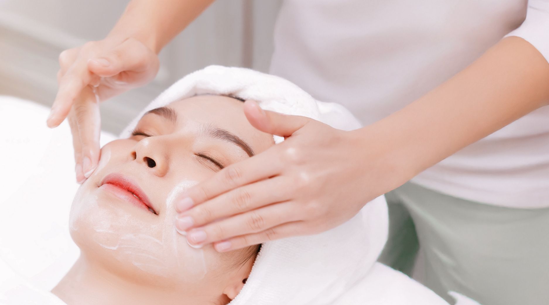 Can Deep Pore Cleansing Facials Help Reduce Whiteheads and Breakouts?